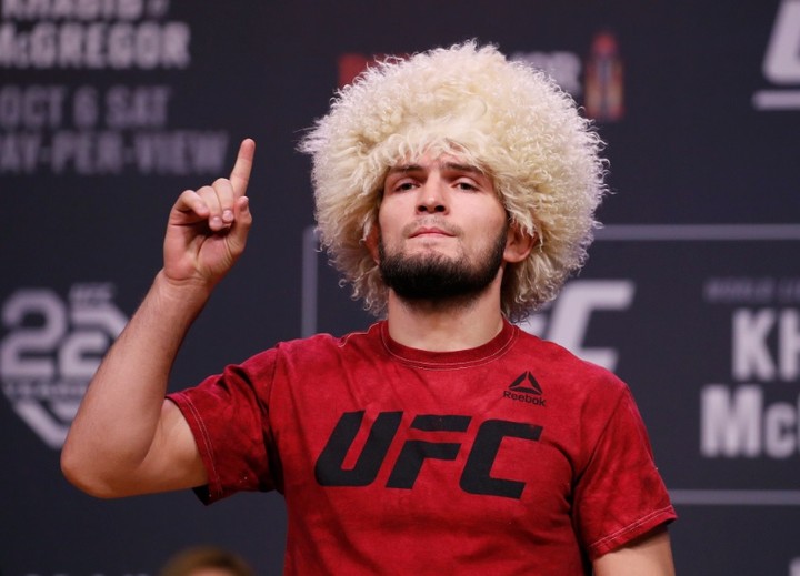 UFC 254: Nezdolaný šampión po ďalšej výhre ukončil kariéru